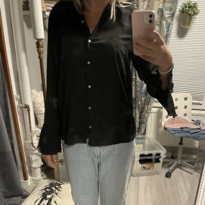 Blus - Säljer en jätte fin blus med en reflad volang längst ner på armen. 💕💕💕