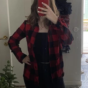 Skjorta - Fin flanellskjorta i bekvämt och luftigt material.  2st extra knappar medföljer.  