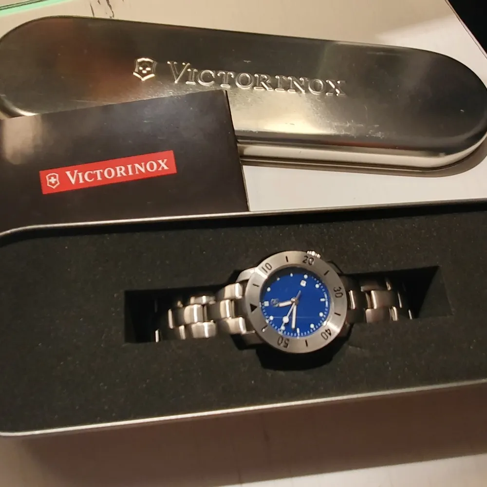 Fin oanvänd Victorinox klocka, ett företagsmärke som symboliserar kvalitet & hög standard.. Accessoarer.