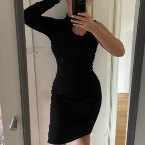 Skitsnygg svart klänning i storlek M!! Säljer då den aldrig kommer till användning:)