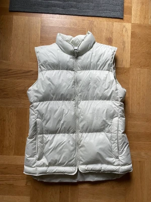 Väst  - Medeltjock väst  Liten fläck på höger axel se bild  