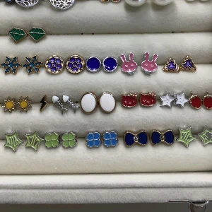 Örhängen  - Superfina örhängen helt nickelfria och kostar 10kr för ett par och 150kr för alla par. Helt oanvända. Blixt örhänget⚡️ kostar 5kr. Kontakta gärna mig om du är intresserad 💕 örhängen ploppar ingår (bild 2). Om man köper fyra par örhängen paketpris 30kr⚡️💗