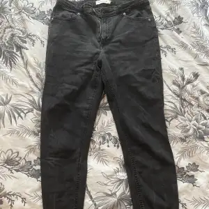 Ett par svarta jeans ifrån Carin Wester 💕