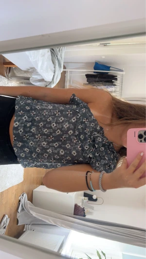 topp - super fin one shoulder volangtopp! strl 40 men insydd så passar xs-m