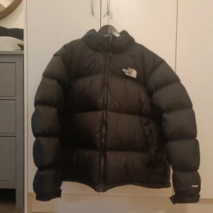 The North Face retro nuptse - The North Face retro nuptse. Inköpt från sneakers n stuff i våras. Nyskick, använd vid ett fåtal tillfällen Storlek: XXL