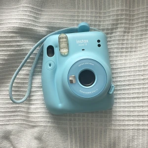 Instax mini 11 kamera - En superfin Instax mini 11 kamera med bra skick som har tagits några bilder med.