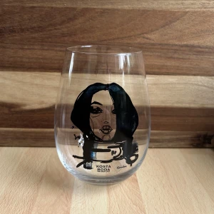 Kosta boda glas - Säljer 8 glas, alla motiv är samma som bilden.  Har haft de i ett halvår men endast använt 2-3 glas. 