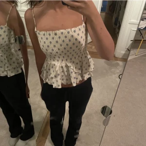 Topp zara - Prickig topp från zara, knappt använd💓 (lånade bilder, skriv för egna bilder) frakt:66