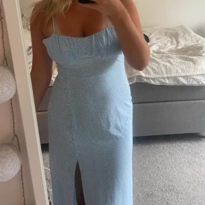 Klänning  - Säljer denna fina klänning från zara. Använd 1 gång så i bra skick 💙 
