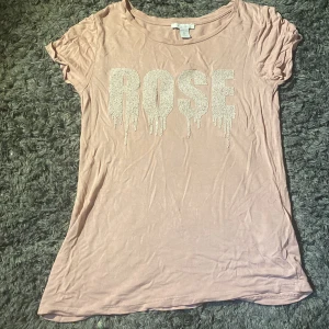 Rosa,beige lila tunn T-shirt  - Väldigt skönt och ganska tunt material. Väldigt bra skick. Använd några gånger bara 
