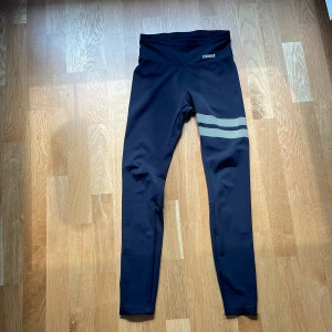 Svarta strongers - Säljer mina svarta stronger  byxor i storlek XS. Jättebra skick men inte ny skick. Säljer på grund av försmå. Skriv privat om du vill ha fler bilder och köparen står för frakt.💘💘