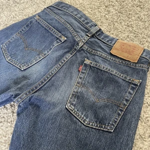 Jeans - Säljer dessa fina Levi’s jeans💞Midjemått: 38 tvärs över Innerbenslängd: 83