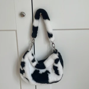 Ko väska - Säljer den här ko väskan då den inte kommer till användning :( den är köpt på Urban outfitters för 500kr och är använd max 3 gånger. Köptes år 2021! Skriv privat om du har frågor eller behöver fler bilder ❤️❤️❤️