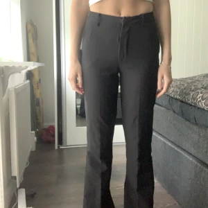 Kostymbyxor  - Kostymbyxor från bikbok i bra skick. Storlek 34. Pris kan diskuteras 🫶