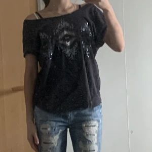Tröja  - Tröja med jätte fina detaljer på framsidan!!!