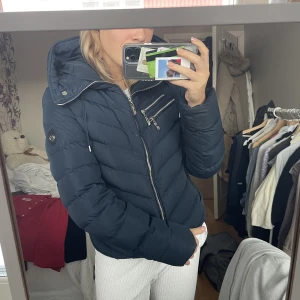 Hollies jacka 💙 - Hollies jacka i storlek S och färgen är Navy 💙 Jackan är i ny skick och nästan aldrig använd och väldigt sparsamt använd 💙 Jackan kommer utan päls men det går att köpa på egen hand 💙SKRIV VID FRÅGOR