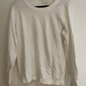 Stickad - Vila  - Vit stickad från Vila. 