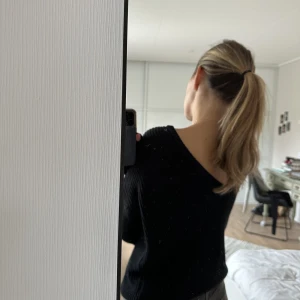 Snygg tröja från NA-KD med djup rygg😍💓 - Höstig tröja med djup rygg från NA-KD. Använd ett fåtal gånger. Tröjan är i strl XS och är köpt för 300 kr🩷🫶🏼