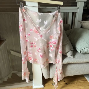 LaPerla Mesh top - Mesh top från La Perla 2000s. Köpt i Vintage butik för €95. Skicket är som på bilderna! Passar max B-kupa!! 