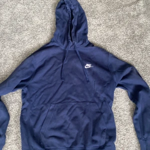 Nike hoodie - Säljer min nike hoodie pga att jag växt ur den. Inga skador!