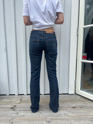 tiger of sweden jeans - super fina lågmidjade flared jeans i nyskick från tiger of sweden. De är lite små i storleken så här är måtten:  midja - 74cm innerbenslängd - 78cm