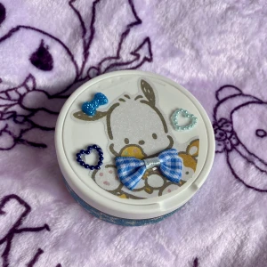 Pochacco snusdosa - Handgjord snusdosa med Pochacco motiv!  🩵 För dig som har en kawaii aesthetic och vill ha en lika söt dosa!   Om inte Pochacco är din sanrio favorit så kolla mina andra annonser! 🐶  Obs Dosan är tom och desinfekterad! 🪻