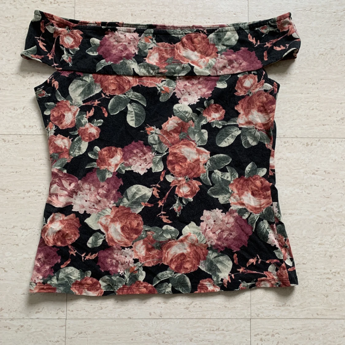 Blommig off shoulder tröja