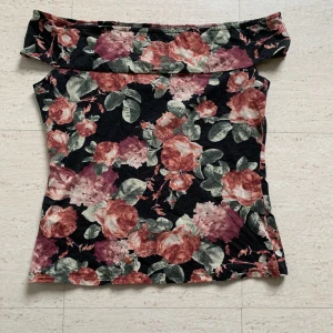 Blommig off shoulder tröja - Off shoulder tröja i fint skick. 