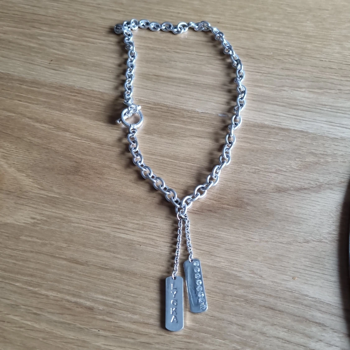 Halsband med hänge lycka