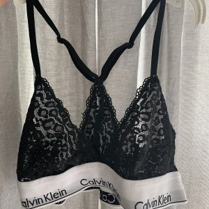 Calvin Klein spets topp  - Säljer den här fina Calvin Klein spets toppen som har aldrig kommit till användning 💕 Fint i skick!