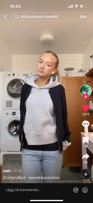 Hoodie  - Säljer denna hoodie ifrån zara som jag inte tror finns kvar längre den är aldrig använd där av ett väldigt bra skick❤️