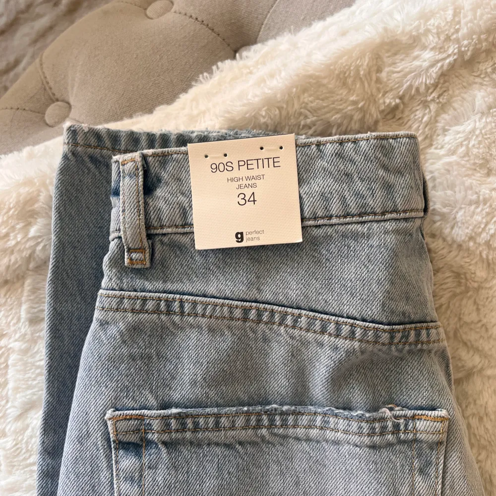 Säljer ett par 90s Petite High waist jeans Storlek 34 Petite Aldrig använda endast testade Säljer pga för små . Jeans & Byxor.