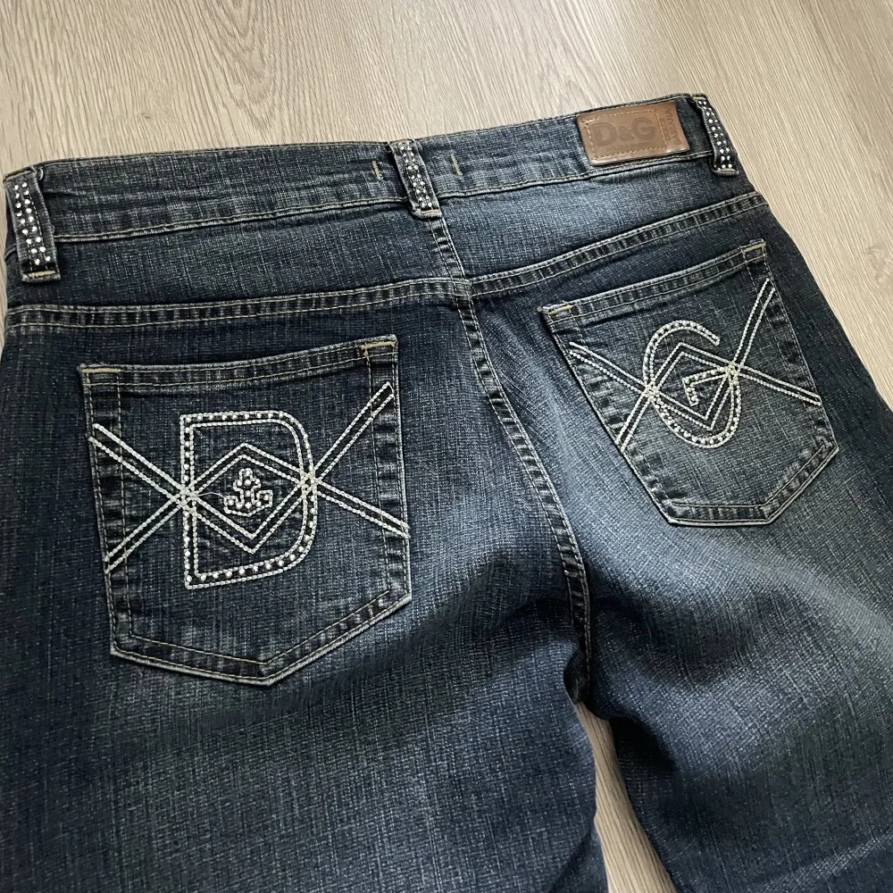 Ett par jättefina mörkblå jeans med snygga detaljer på fickorna, märke dolce&gabbana i storlek w33, skriv privat för fler bilder💗. Jeans & Byxor.