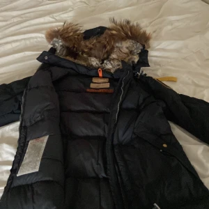 Parajumpers jacka  - Använd bara en vinter så inga fel finns