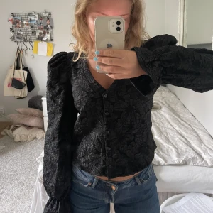 Svart blus - Skitsnygg svart blus från monki. Blusen är HELT oanvänd och är därför i nyskick! 