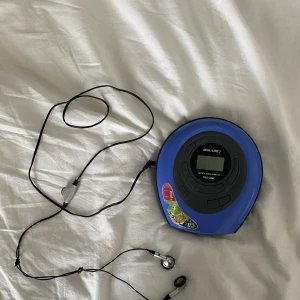 skivspelare - Gammal skivspelare med hörlurar ej högtalare. Funkar jättebra. Säljer eftersom jag fått en ny. Brickan som batterierna sitter under är borta men det förstör ej. Funkar lika bra ändå. Läs min bio om du är intresserad! Fortfarande tillgänglig. 