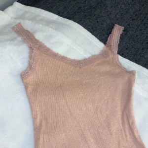 Rosa spetslinne  - Supersöt rosa linne med spets, kommer inte till användning, köpt på second hand men fint skick🙌🏽💕