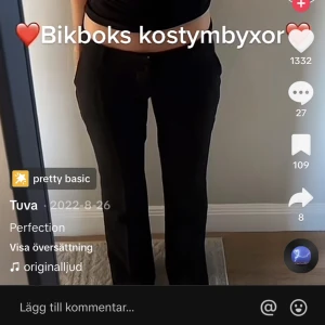 Vilma kostymbyxor - Säljer mina fina kostymbyxor från bikbok då dem är för korta på mig som är 175. Sitter lågmidjat ungefär som första bilden. Kom privat om ni vill ha mer bilder. Jag brukar ha storlek 36 men har 38 i dessa. Orginalpris 499💗