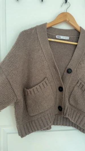 Stickad kofta - En jättefin stickad kofta från zara som är jättefin på hösten inte använd många gånger alls💕 den är i storlek m men passar mig som har s 