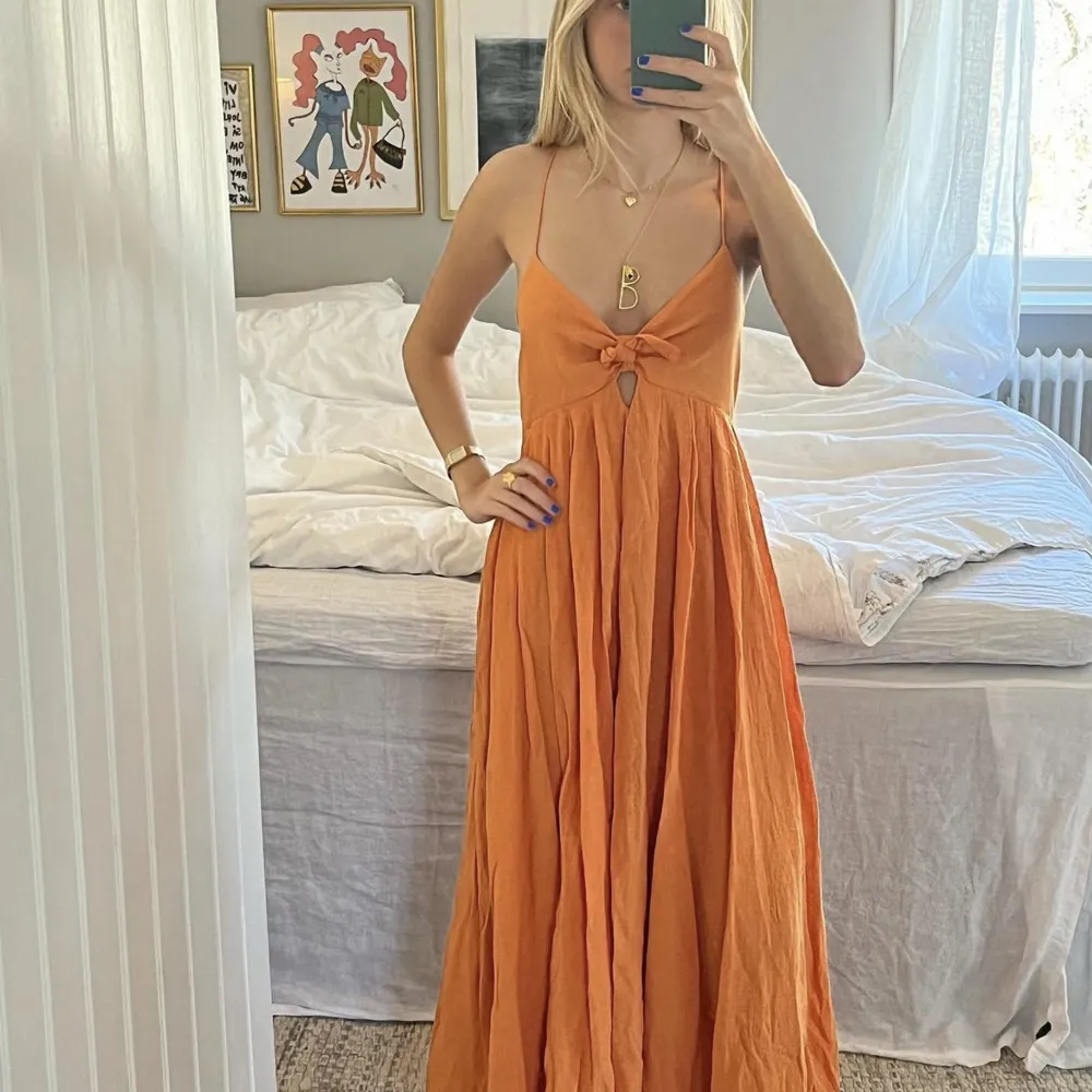 Fin Orange långklänning! Den är i nyckick! För närmare tit på klänningen följ oss på tiktok: selloutafh 🥰. Klänningar.
