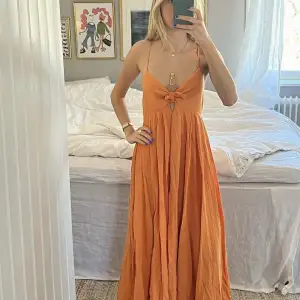 Fin Orange långklänning! Den är i nyckick! För närmare tit på klänningen följ oss på tiktok: selloutafh 🥰