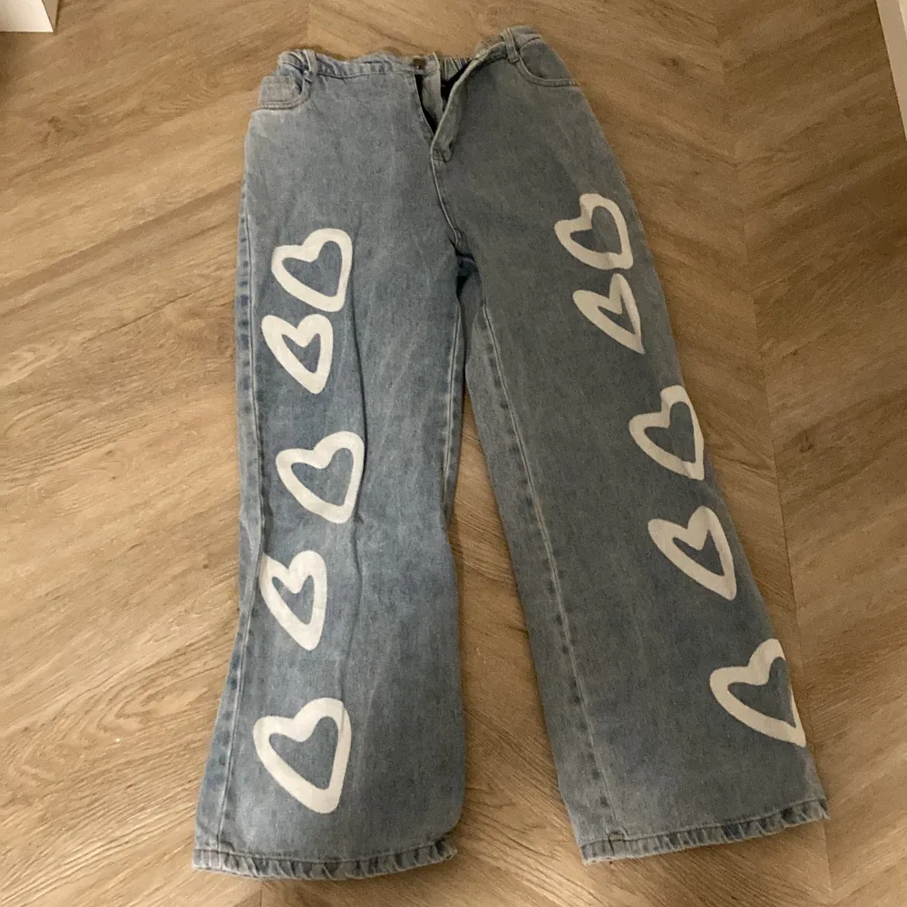 Ett par supper bekväma jeans med resårboch fina små hjärtan. Jeans & Byxor.