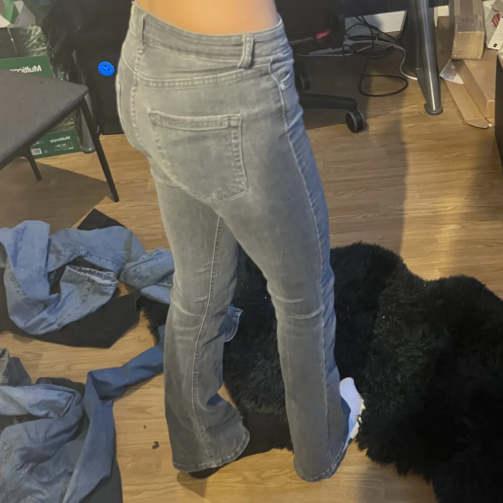 Midrise utsvävngda jeans från only, jättesköna och rätt stretchiga, ❤️hör av er för mer frågor!. Jeans & Byxor.