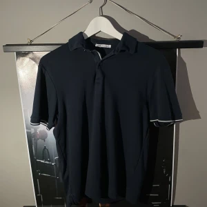 Zara piké  - Zara piké tröja. Bra skick och bekväm att bära. Storleken är S. Nypris är ca 200-250kr.