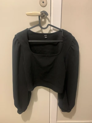 Top - Aldrig kommit till användning eftersom jag tycker tröjan är lite för kort