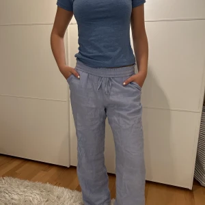 Liknebyxor  - Linnebyxor i bra skick,  har bara legat garderoben och är knappt använda, därmed skrynkliga men går att stryka. 200kr💕  strl Xs regular