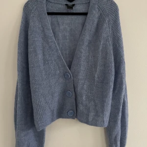 Mysig kofta - Lagom tjock stickad kofta som är perfekta komplementet när du vill värma dig lite och ändå ha en snygg outfit! Brukar själv ha den uppknäppt över ett svart linne och jeans till!!💕