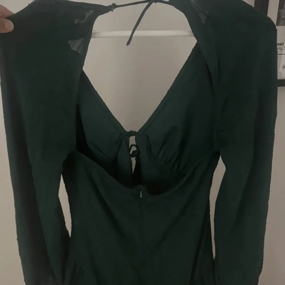 Grön klänning från topshop. Köpte den secondhand så tecken på användning finns, det är ett litet hål på övertyget (bild 3).. Klänningar.
