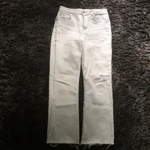 Ett par vita jeans från Gina använda 1 gång. I strl 36. Dom är mid rise skulle jag säga skit snygga dock kommer tyvärr aldrig till användning. Lite fläckig nere vid byxan se bild 3. Fler bilder kan skickas vid intresse. Frakt ingår ej
