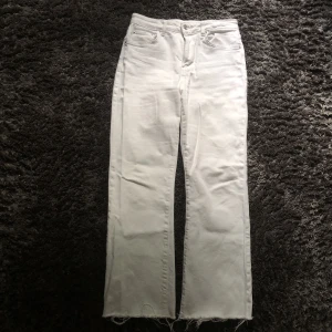 Vita jeans  - Ett par vita jeans från Gina använda 1 gång. I strl 36. Dom är mid rise skulle jag säga skit snygga dock kommer tyvärr aldrig till användning. Lite fläckig nere vid byxan se bild 3. Fler bilder kan skickas vid intresse. Frakt ingår ej